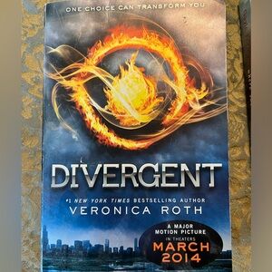 Divergent - One Choice Can Transform You Book